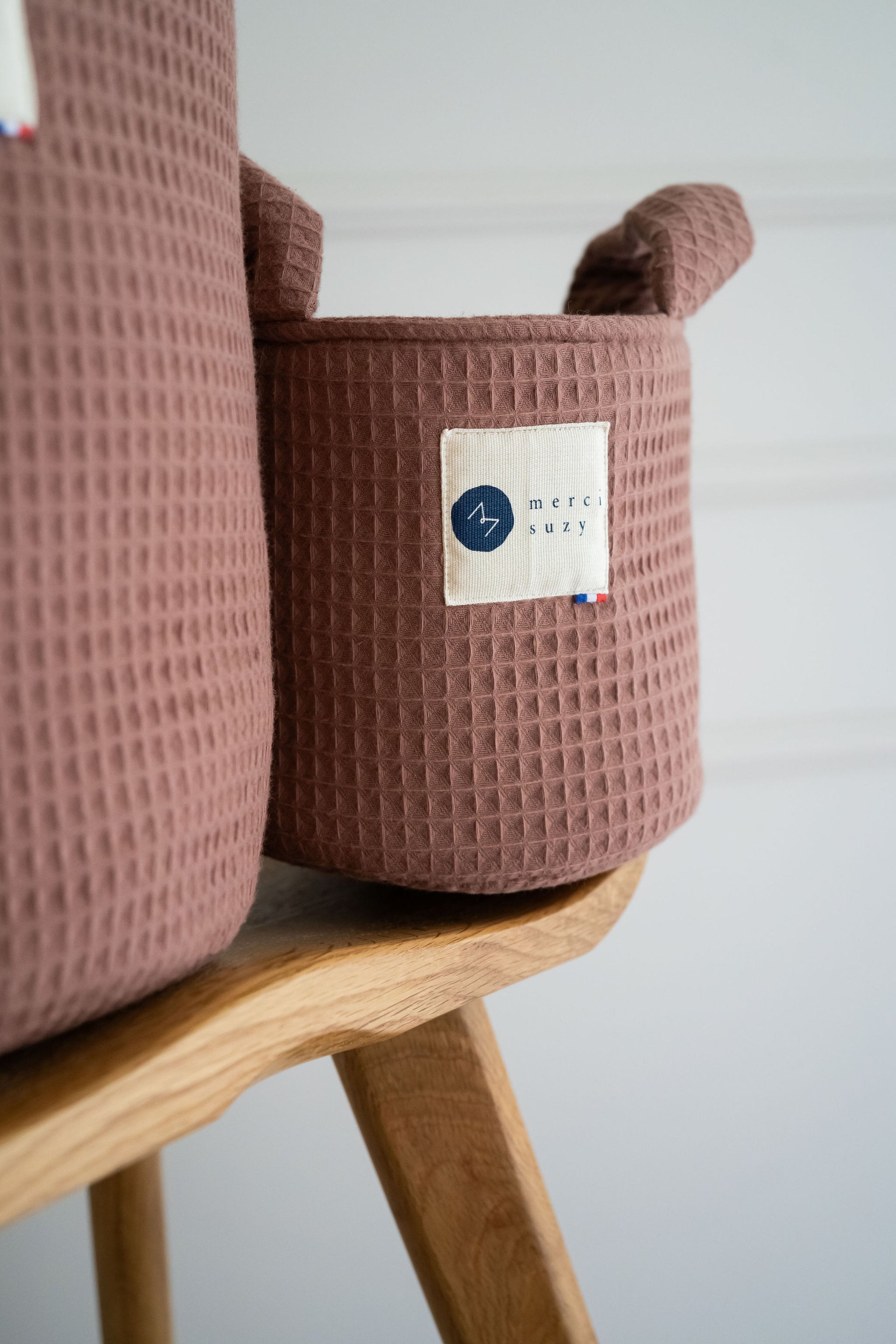 Petit panier bébé marron nid d'abeille
