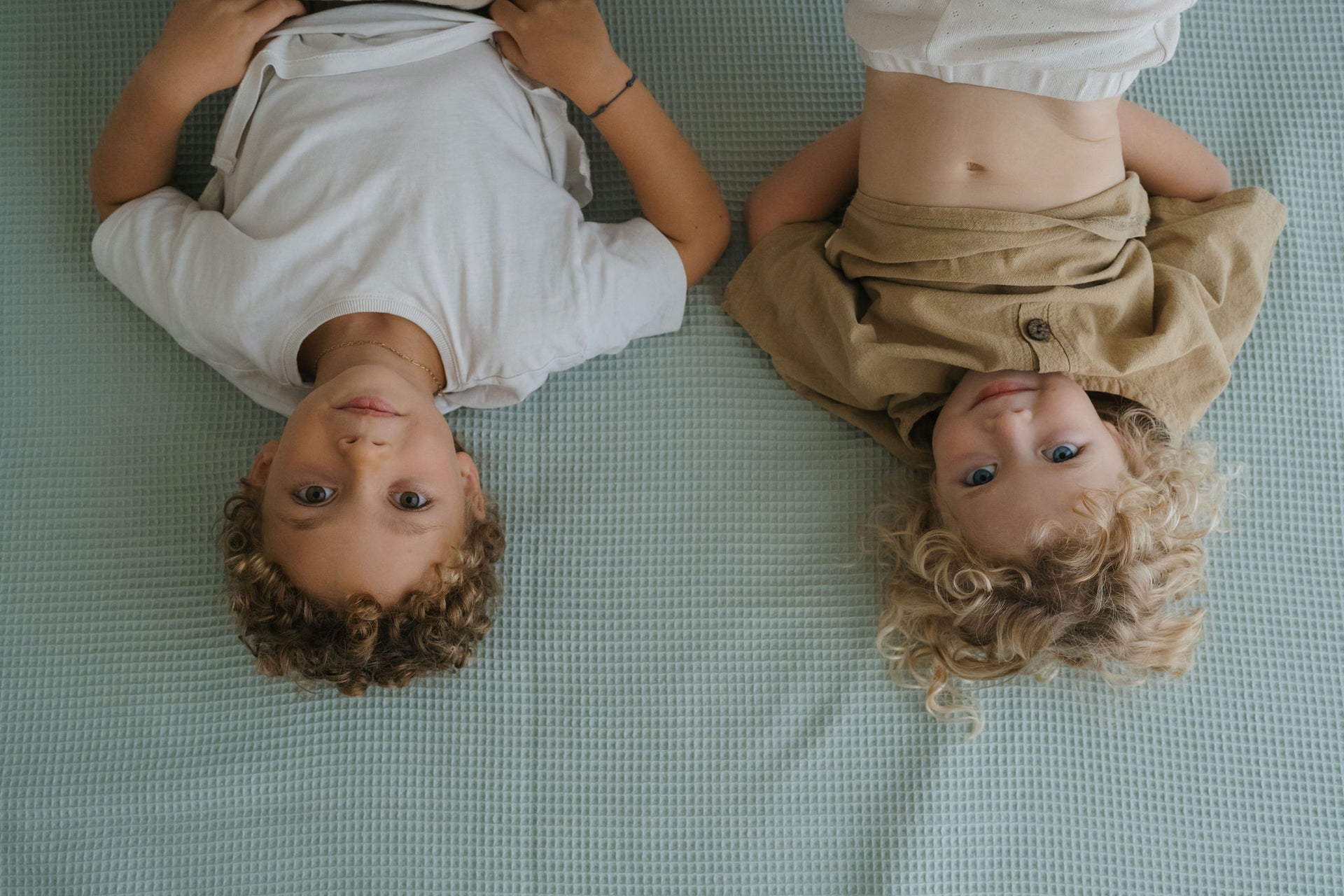 Tapis de jeu bleu nid d'abeille
