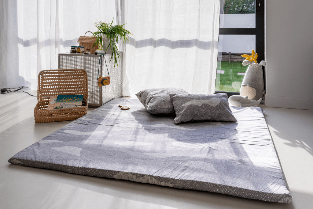 tapis d'éveil bébé gris Montessori