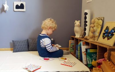 Un coin jeu et lecture dans la chambre d’un bébé de 2 ans et demi