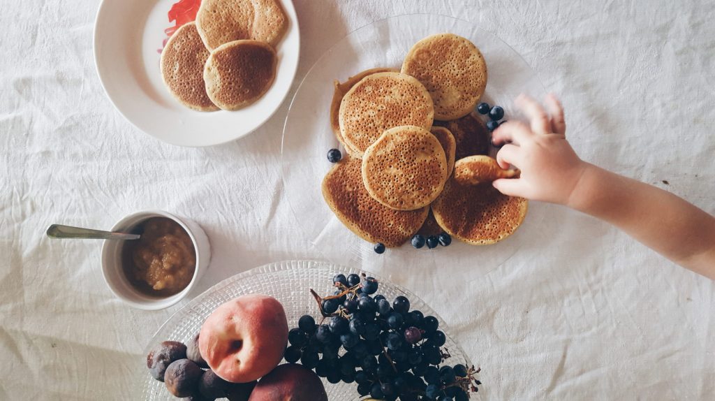 Pancakes du matin et fruits de saison